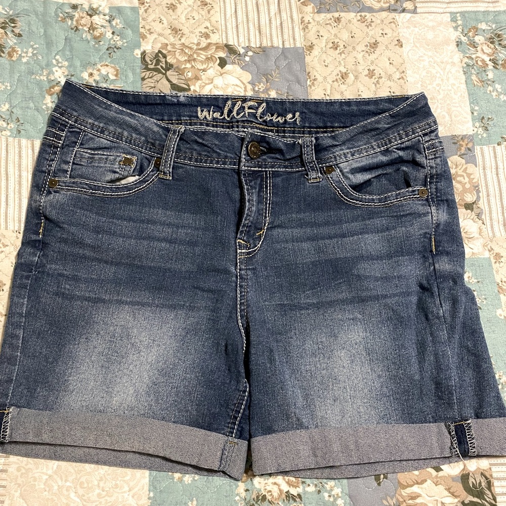 Wallflower jean shorts. Size 13